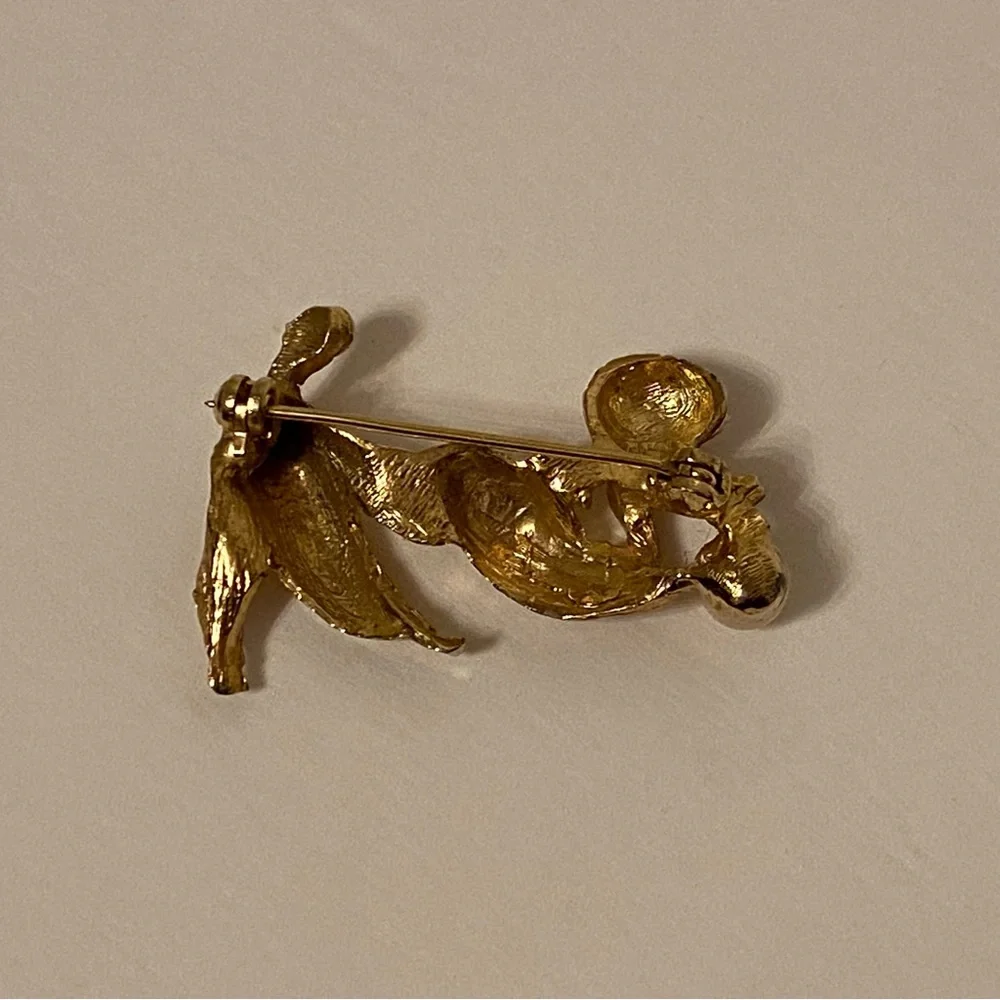 VINTAGE BROOCH PIN GOLD TONE POODLE DOG CANINE PLAYING WITH FAUX PEARL BALL